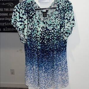 Women's Blue and White Patterned Top
